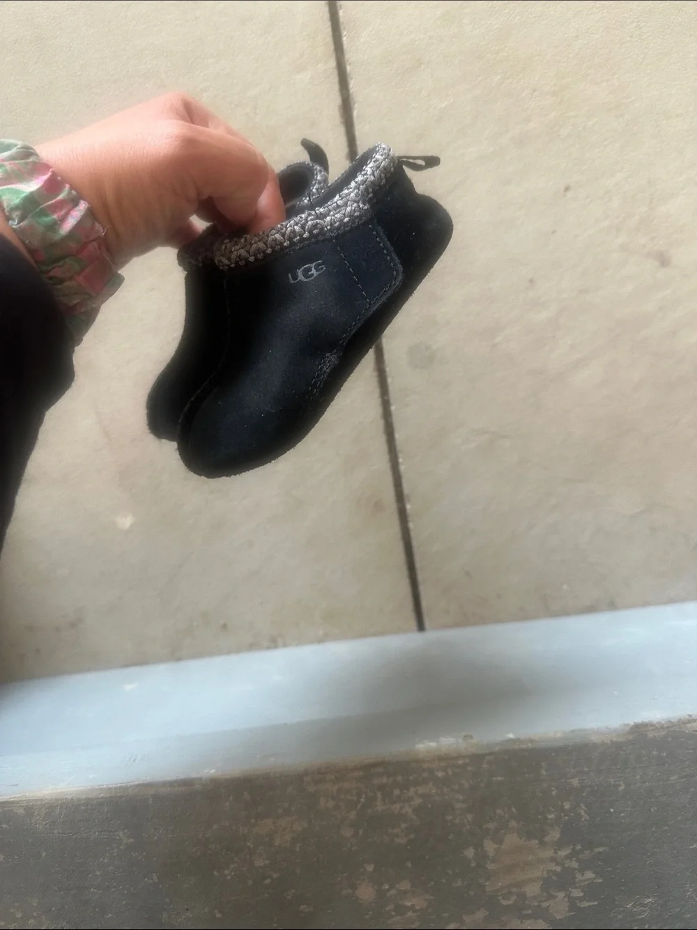 UGG baby toddler black Velcro slippers baby toddler size 4/5